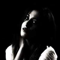 凭这两眼与百臂或千手不能防 头像